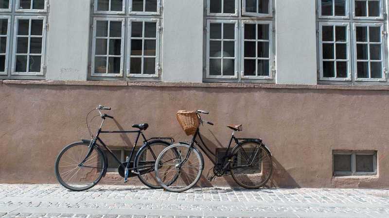 Fahrrad an Wand in Kopenhagen