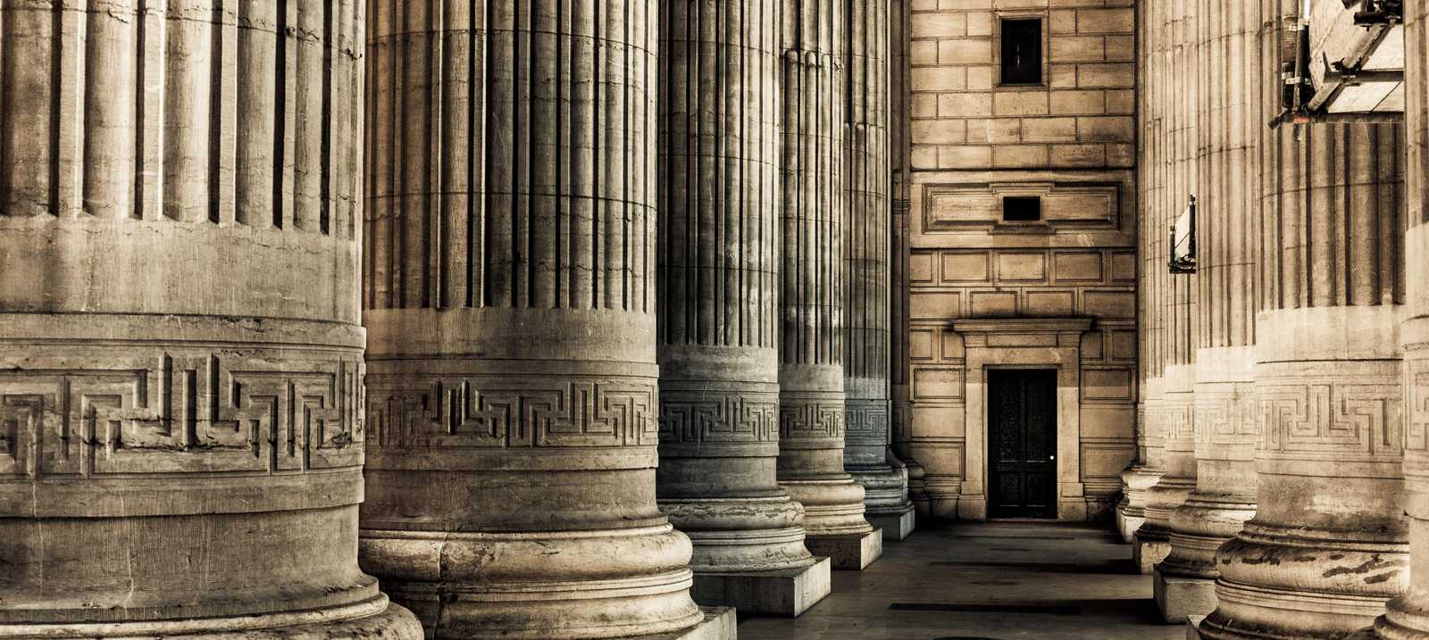Säulen in einem Gerichtsgebäude